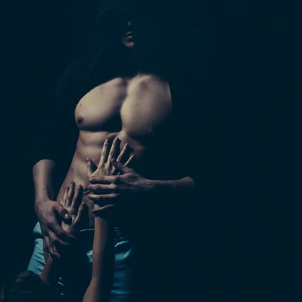 Eller ile erkek gövde