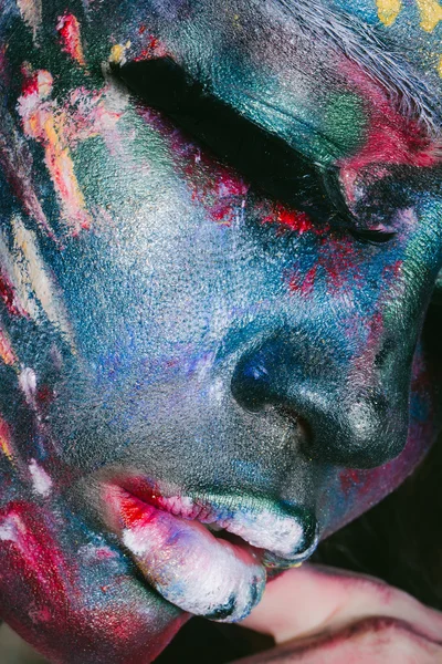 Paited yüz kadınla