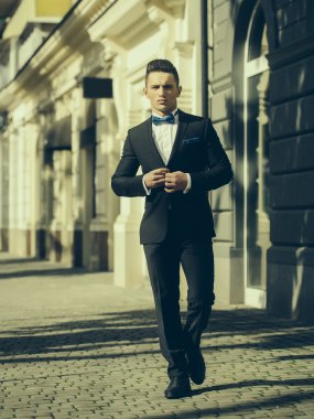 Takım elbiseli genç adam. 