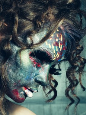 Paited yüz kadınla