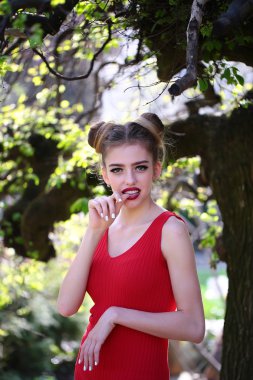 Ağaç bahar çekici kadın
