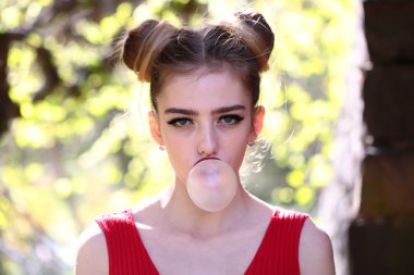 Ağaç bahar çekici kadın