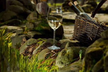 Şarap cam şişe sepet içinde yakınındaki