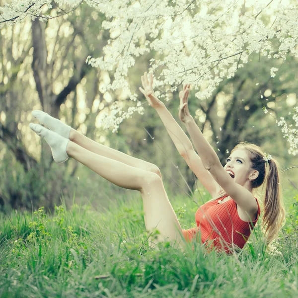 Pretty girl in blossom — Stock Photo, Image