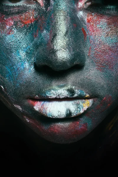 Paited yüz kadınla