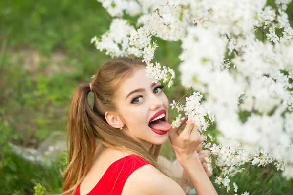 Mooi meisje in bloei — Stockfoto