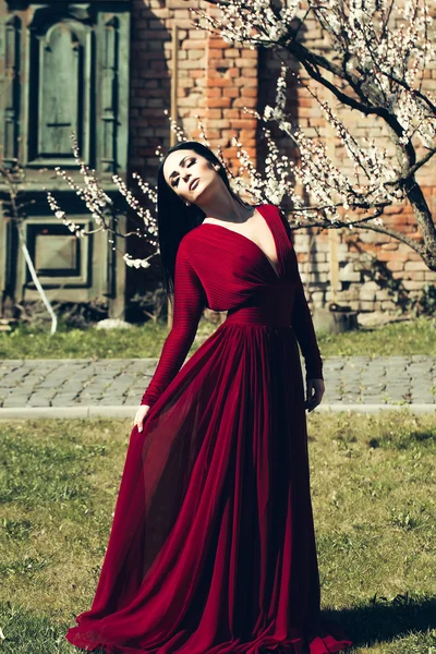 빨간 드레스 야외에서 여자 — 스톡 사진