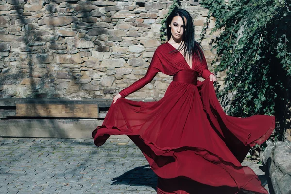 Mulher em vestido vermelho ao ar livre — Fotografia de Stock