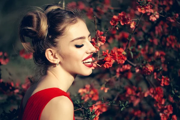 Mulher com flor vermelha — Fotografia de Stock