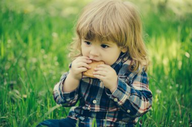 Küçük çocuk açık