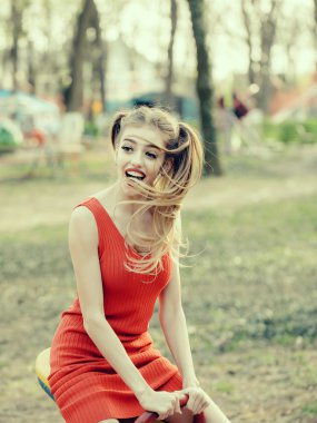 Salıncak üzerinde oynak kadın