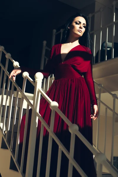 Mulher bonita em vestido vermelho — Fotografia de Stock