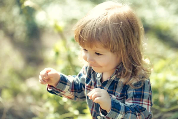 Kleiner Junge im Freien — Stockfoto