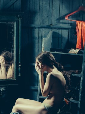 Ayna yakınındaki şehvetli kız