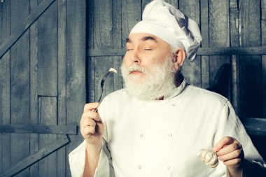 Çatal sarımsak yemek