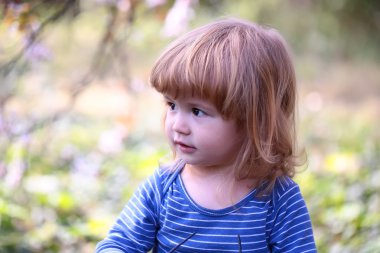 Çiçeği ile küçük çocuk