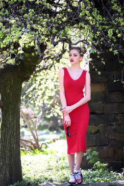 Ağaç bahar çekici kadın