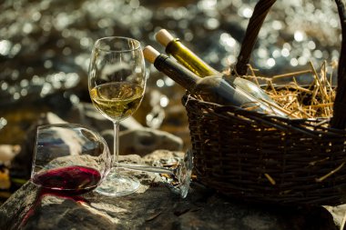 Şarap kadehi ve sepet şişelerde