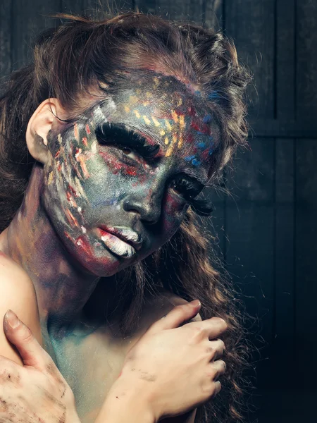 Paited yüz kadınla