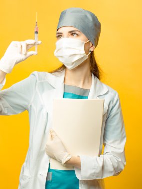 Şırınga ve klasör ile hemşire