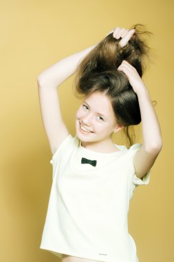 Stüdyoda gülümseyen kız