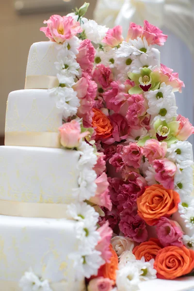Belo bolo de quatro camadas — Fotografia de Stock