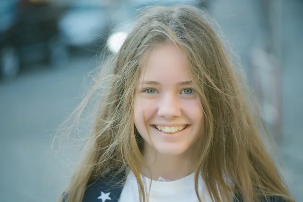 Adolescente bonito menina ao ar livre — Fotografia de Stock