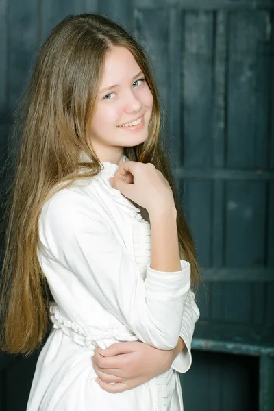 Sorrindo menina no estúdio — Fotografia de Stock