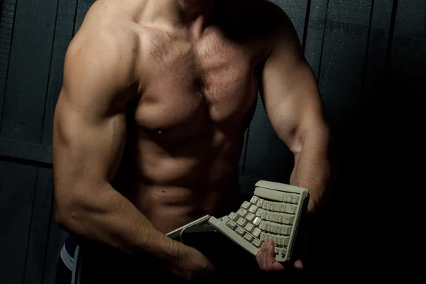 Mann bricht Tastatur — Stockfoto