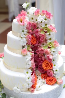 Geleneksel anniversay dört katlı pasta