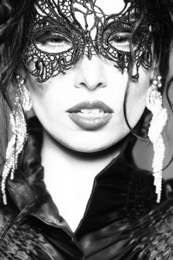 Dantel maskeli seksi kadın