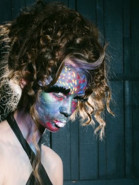 Paited yüz kadınla