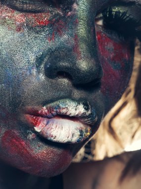 Paited yüz kadınla