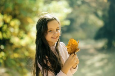 Sevimli okul çağındaki kız