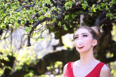 Ağaç bahar çekici kadın