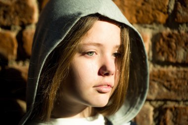 Bricj duvarının yakınında şık kız