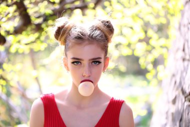 Ağaç bahar çekici kadın