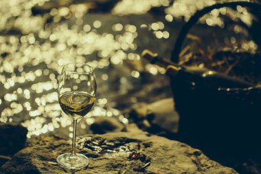 Şarap kadehi ve sepet şişelerde