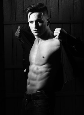 Kas gövde ile tişörtlü adam