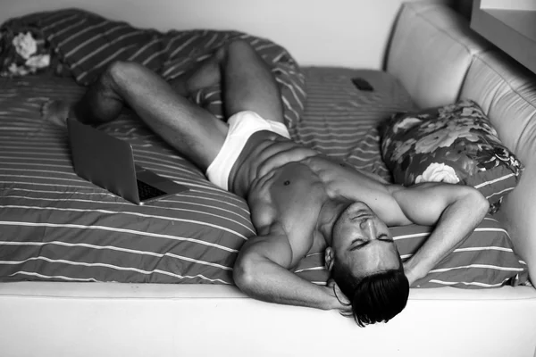 Dizüstü bilgisayar ile kas adam