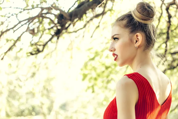 Mujer bonita al aire libre —  Fotos de Stock