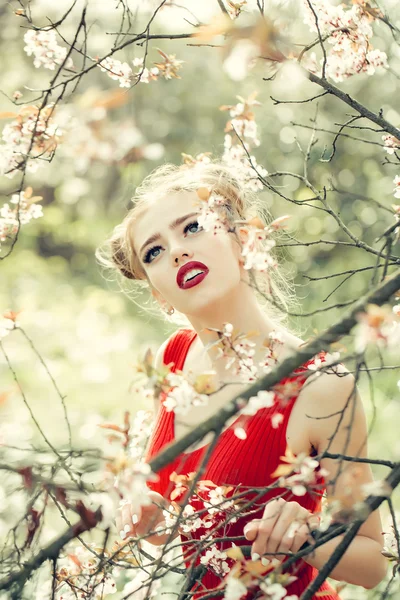 Chica bonita en flor — Foto de Stock