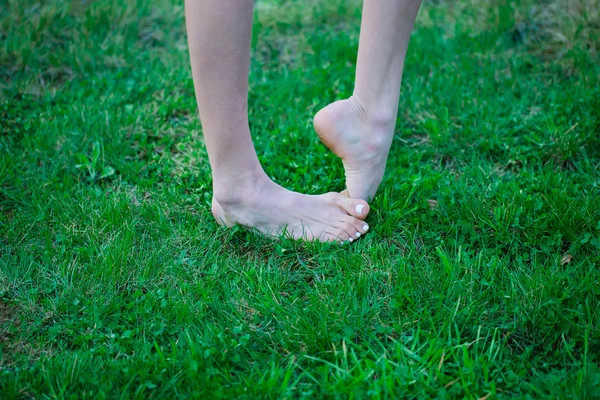 Kvinna barfota på gräs — Stockfoto