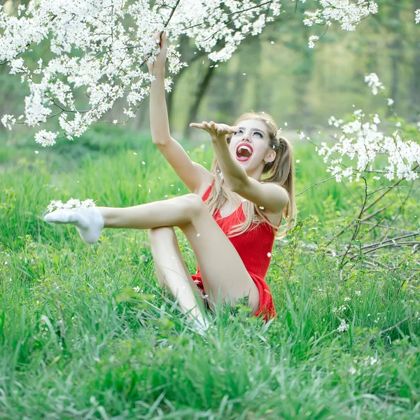 Vakker jente i blomst – stockfoto