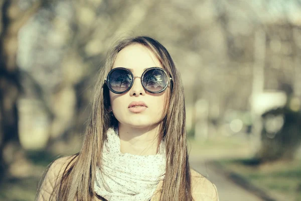 Chica con estilo día soleado al aire libre —  Fotos de Stock