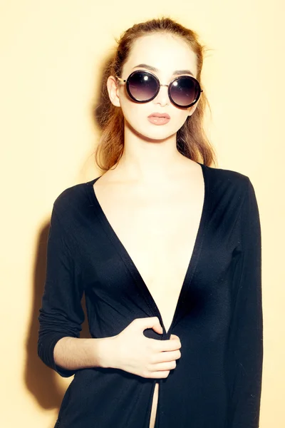 Ragazza sexy in occhiali da sole — Foto Stock