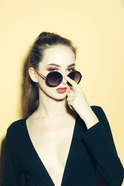 Sexig tjej i solglasögon — Stockfoto