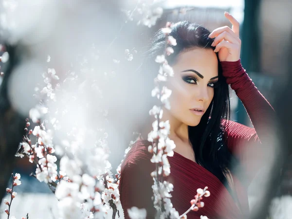 Chica sensual con flores en flor —  Fotos de Stock