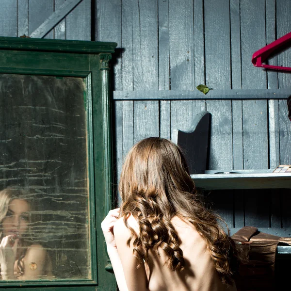 Чуттєва дівчина біля дзеркала — стокове фото