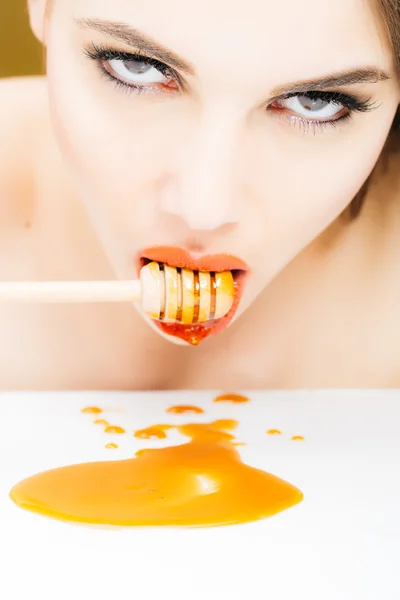 スプーンの上に蜂蜜を持つ女性 — ストック写真